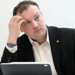 Zvinčuk se drži za glavu dok daje izjavu za agenciju AFP u aprilu 2023.