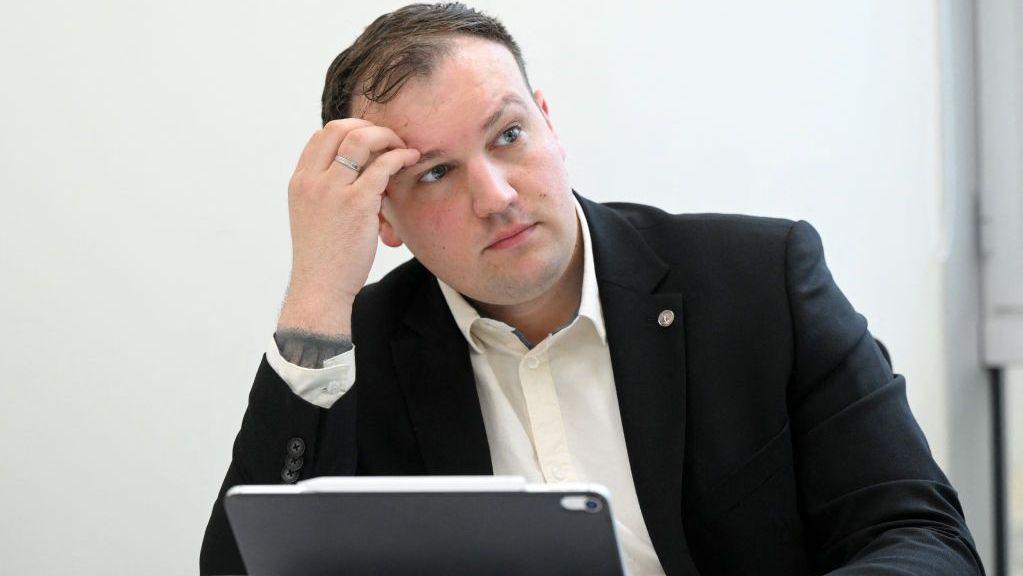 Zvinčuk se drži za glavu dok daje izjavu za agenciju AFP u aprilu 2023.