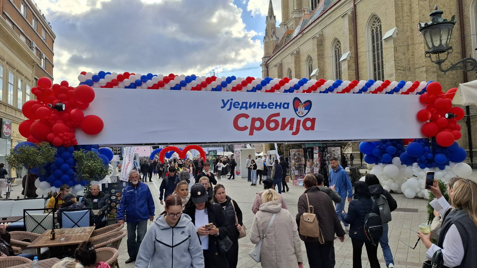 Miting SNS u Novom Sadu: Šatori, traktori i navijači na tribinama, Vučić stiže peške (FOTO/VIDEO) 2 Miting SNS u Novom Sadu: Šatori, traktori i navijači na tribinama, Vučić stiže peške (FOTO/VIDEO) 2