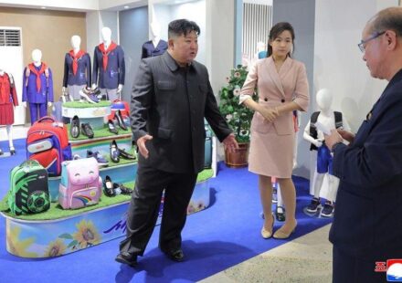 Kim Džong Un sa ćerkom Kim Džu Ae u prodavnici