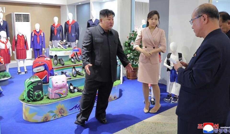 Kim Džong Un sa ćerkom Kim Džu Ae u prodavnici