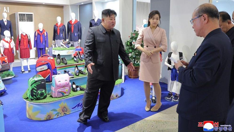 Kim Džong Un sa ćerkom Kim Džu Ae u prodavnici