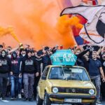 Navijači Hajduka i automobil sa mrtvačkim sandukom i natpisom Ajaks u Splitu