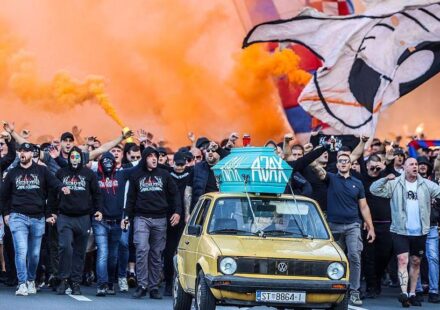 Navijači Hajduka i automobil sa mrtvačkim sandukom i natpisom Ajaks u Splitu