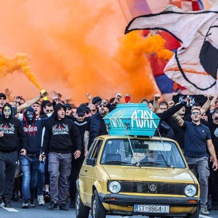 Navijači Hajduka i automobil sa mrtvačkim sandukom i natpisom Ajaks u Splitu