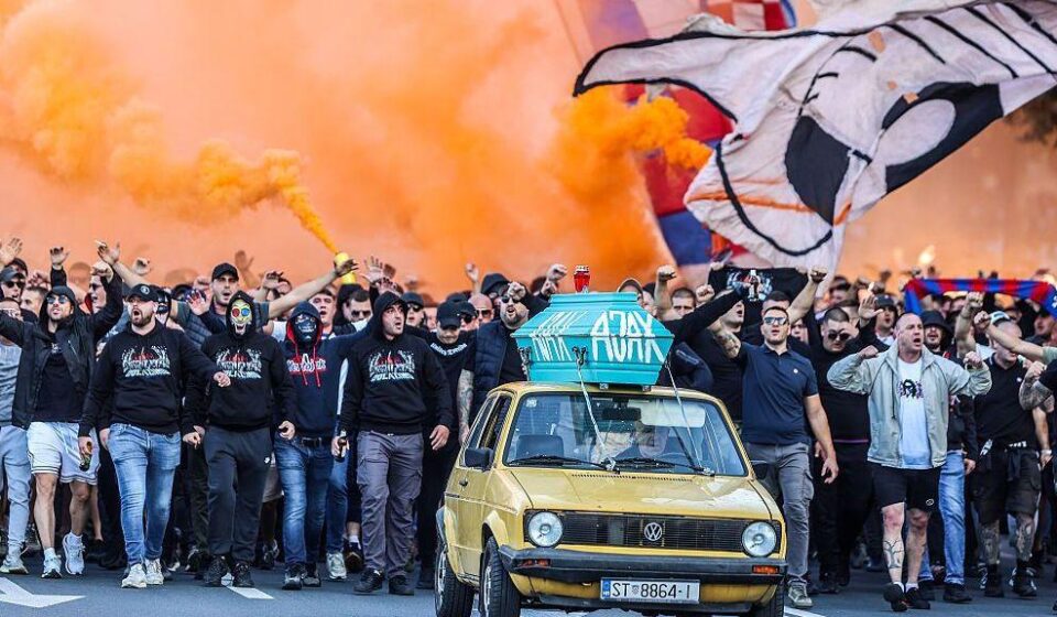 Navijači Hajduka i automobil sa mrtvačkim sandukom i natpisom Ajaks u Splitu