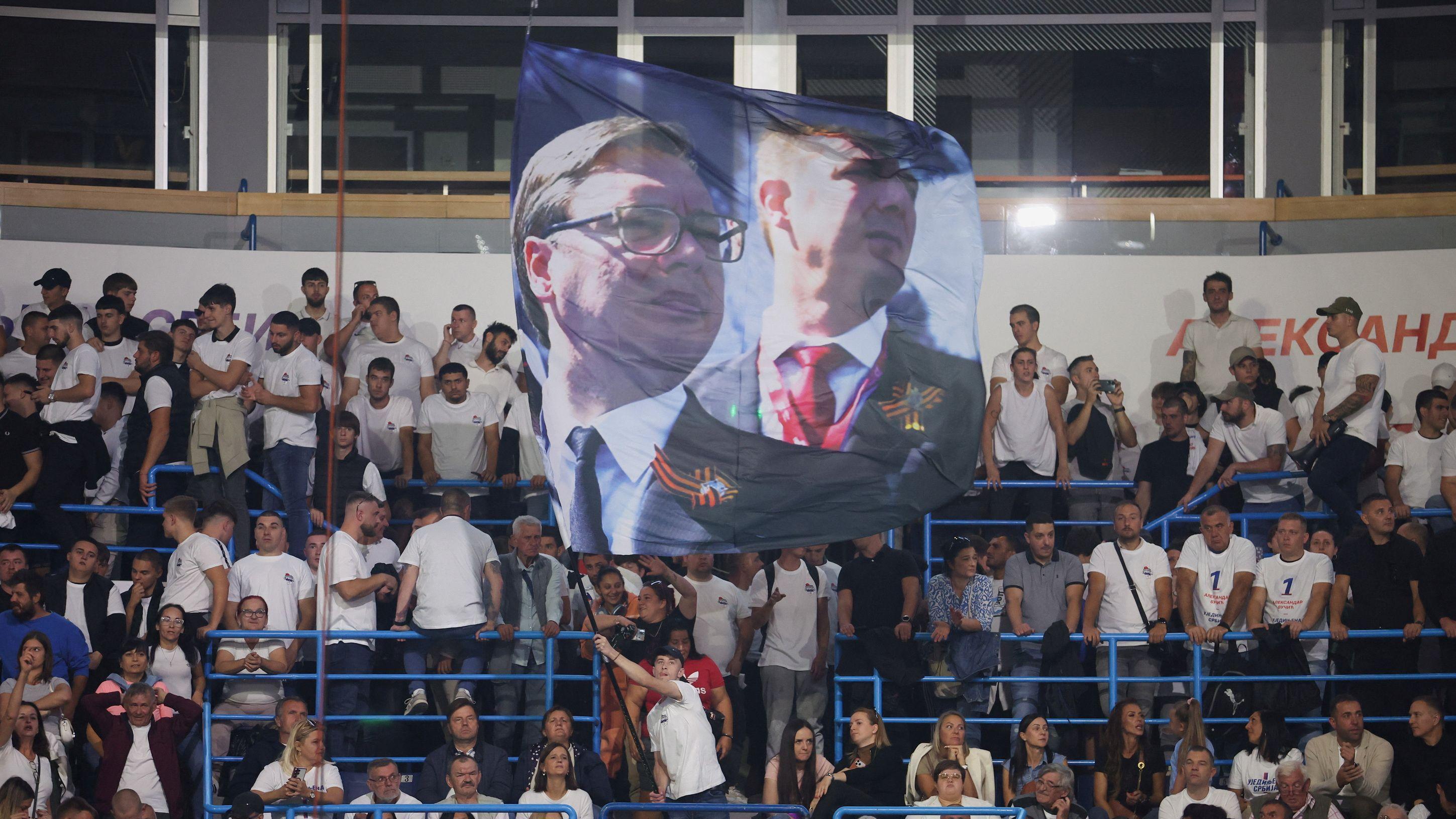 Ljudi na skupu u Areni, vijori se zastava sa likom Aleksandra Vučića