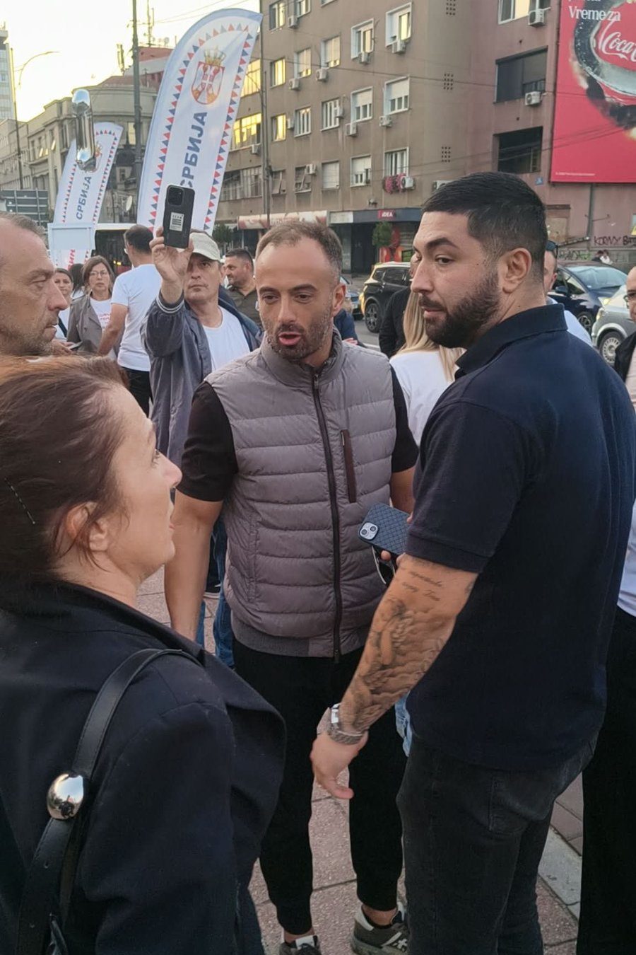 SNS skup Nedodirljivi: Zašto nepropisno postavljene predizborne štandove SNS u Nišu niko ne može da ukloni? 2
