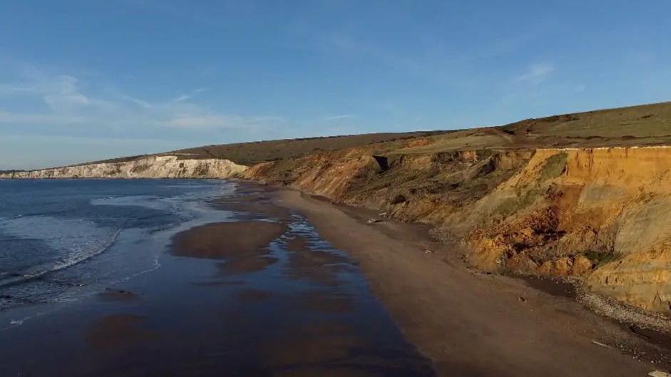Litice i peščana plaža