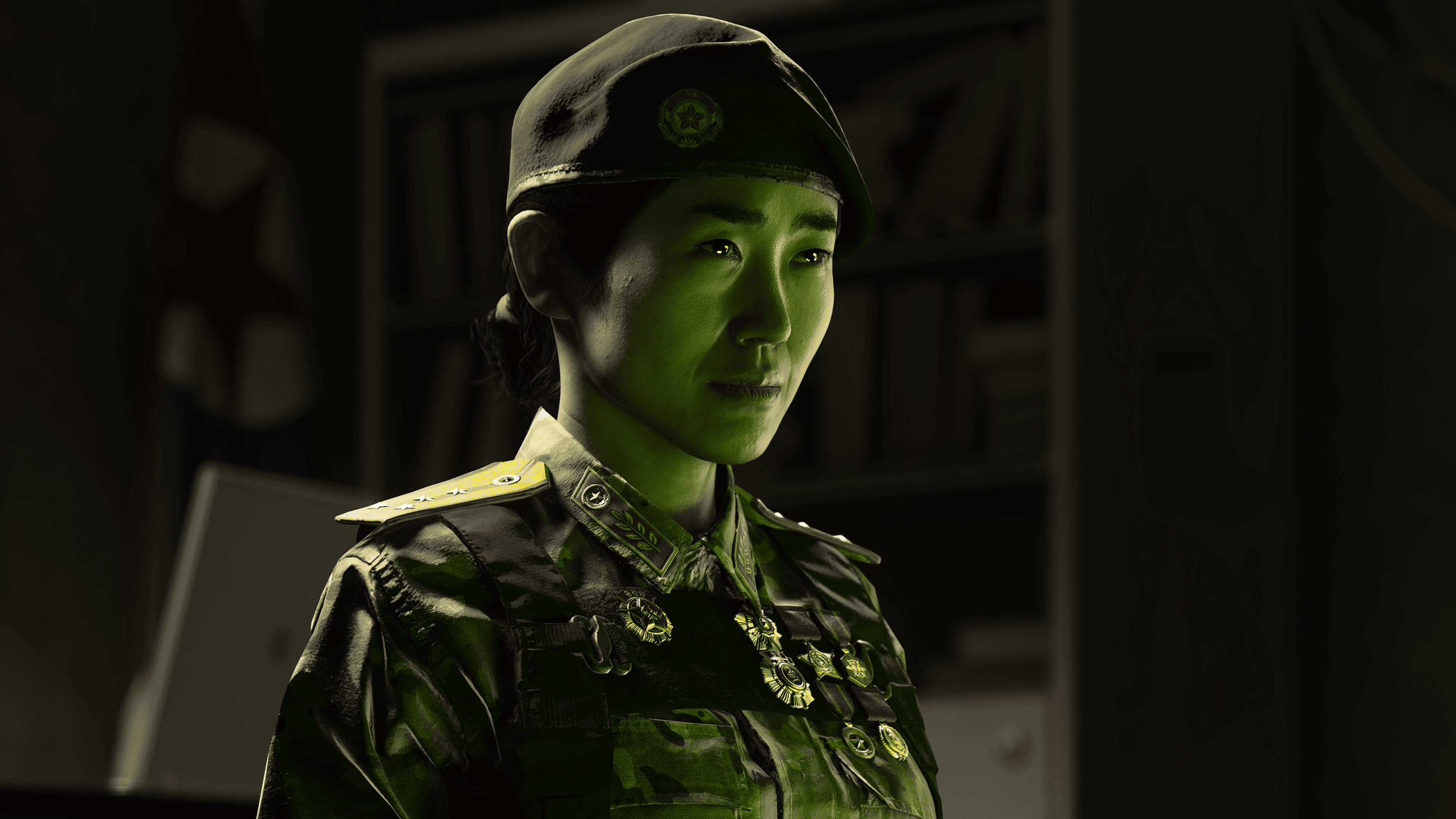 Snimak ekrana iz igre prikazuje korejsku vojnikinju osvetljenu zelenom bojom, sa medaljama na uniformi