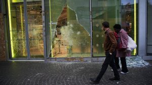 Opljačkane i oštećene prodavnice francuskih klubova tokom protesta 1