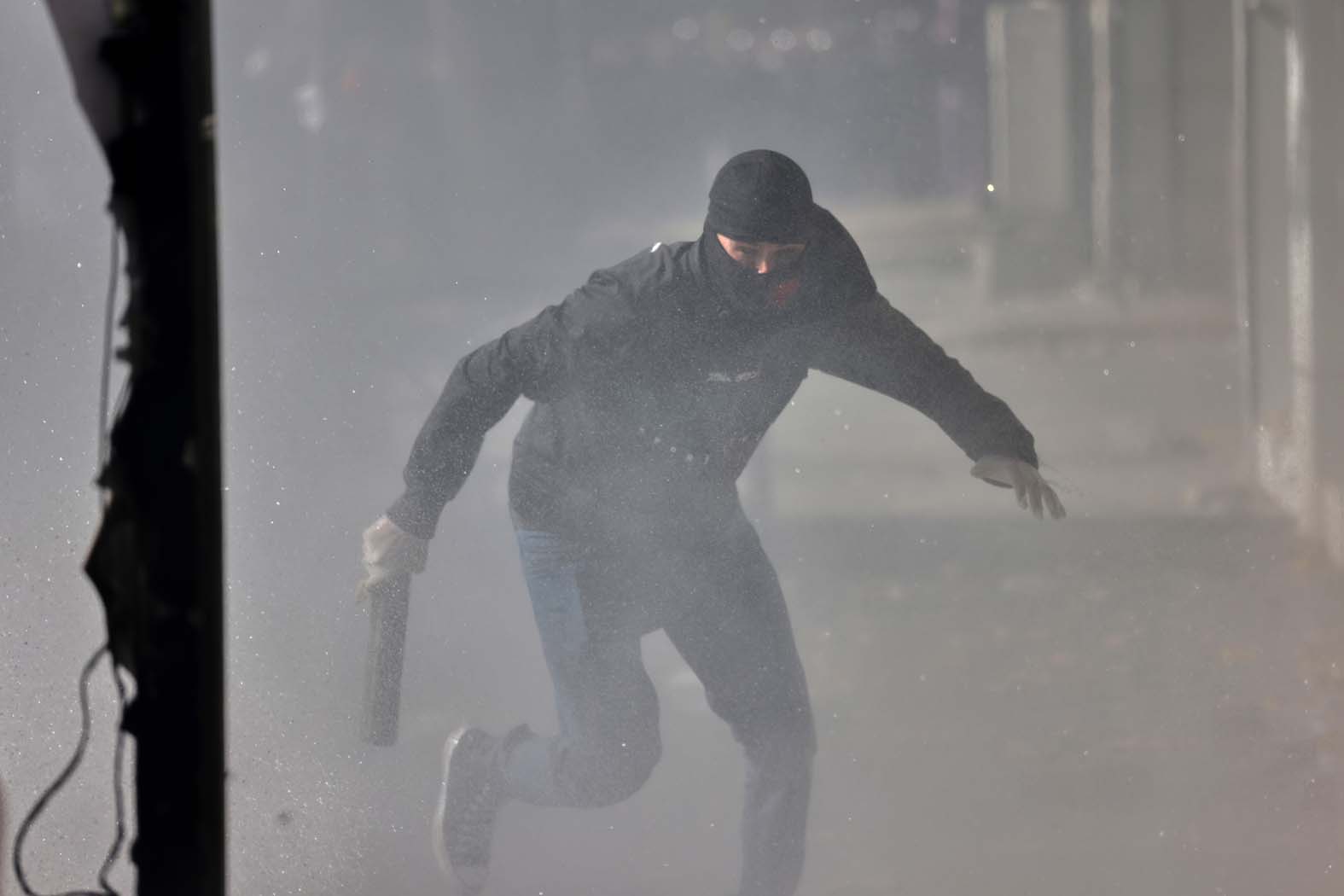 "Ovo je revolucija, nećemo stati dok Rama ne podnese ostavku": Neredi na studentskim protestima u Albaniji, zapaljena zgrada ministarstva i dve banke (VIDEO) 2 "Ovo je revolucija, nećemo stati dok Rama ne podnese ostavku": Neredi na studentskim protestima u Albaniji, zapaljena zgrada ministarstva i dve banke (VIDEO) 2