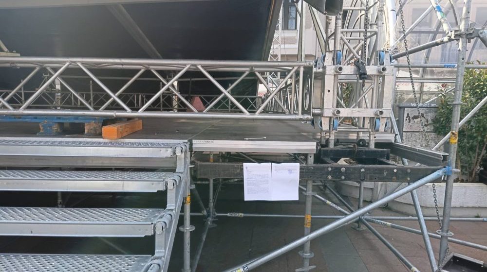 Niška opština Medijana naložila uklanjanje bespravno postavljene bine za završni miting SNS 7