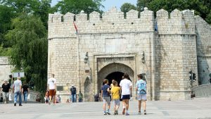 Policija obavila uviđaj na Niškoj tvrđavi nakon požara tokom bakljade pristalica SNS-a 1