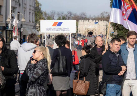 Portal Zoomer: Napadnut naš dopisnik tokom izveštavanja sa skupa u blizini štanda pristalica SNS-a u Nišu 1
