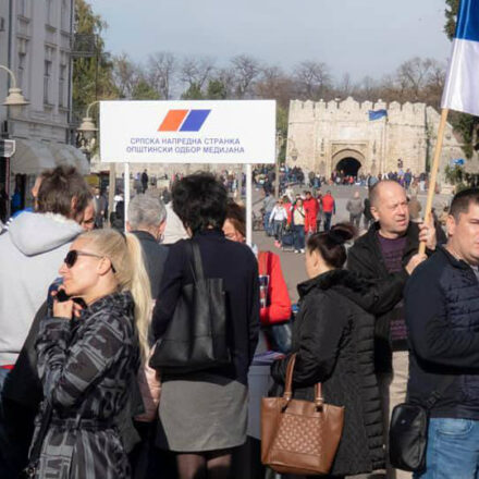 Portal Zoomer: Napadnut naš dopisnik tokom izveštavanja sa skupa u blizini štanda pristalica SNS-a u Nišu 1