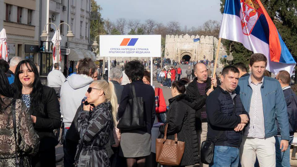 Portal Zoomer: Napadnut naš dopisnik tokom izveštavanja sa skupa u blizini štanda pristalica SNS-a u Nišu 1