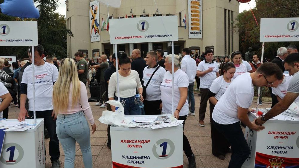 Štand SNS u Nišu "Posle mitinga u Novom Sadu lista na čelu sa Vučićem ide ka prednosti od milion glasova": Predsednik crnogorske DNP Milan Knežević u Nišu 1