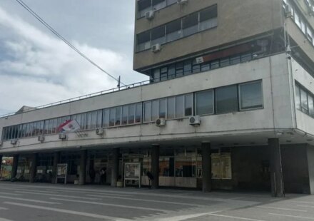 Poverenik SNS tokom sednice Skupštine Pančeva nosio majicu s likom odbornice ZLF i uvredljivom i seksističkom porukom 1