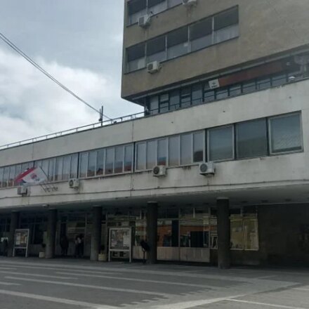 Poverenik SNS tokom sednice Skupštine Pančeva nosio majicu s likom odbornice ZLF i uvredljivom i seksističkom porukom 1
