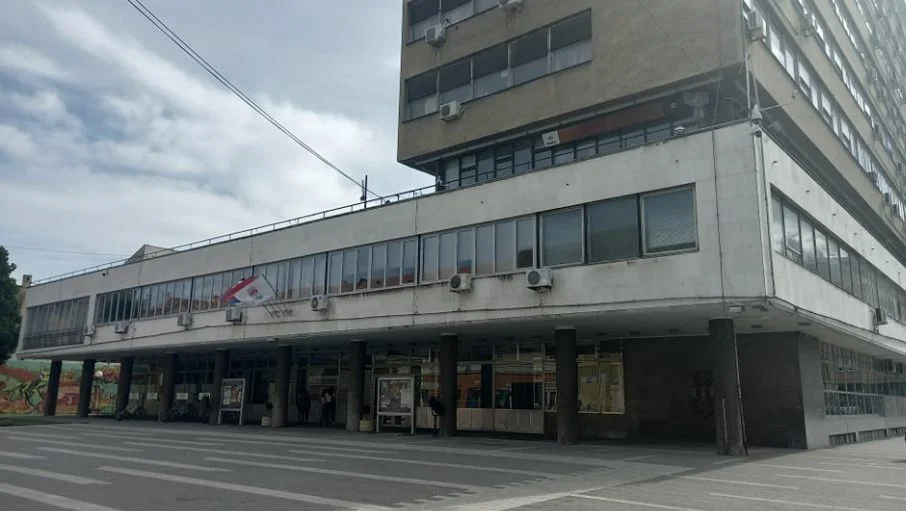 Poverenik SNS tokom sednice Skupštine Pančeva nosio majicu s likom odbornice ZLF i uvredljivom i seksističkom porukom 1