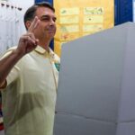 Flavio Bolsonaro, sin bivšeg predsednika Brazila Žaira Bolsonara, na biračkom mestu u Rio de Žaneiru