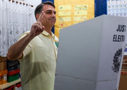 Flavio Bolsonaro, sin bivšeg predsednika Brazila Žaira Bolsonara, na biračkom mestu u Rio de Žaneiru
