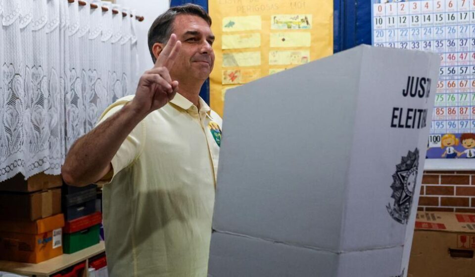 Flavio Bolsonaro, sin bivšeg predsednika Brazila Žaira Bolsonara, na biračkom mestu u Rio de Žaneiru