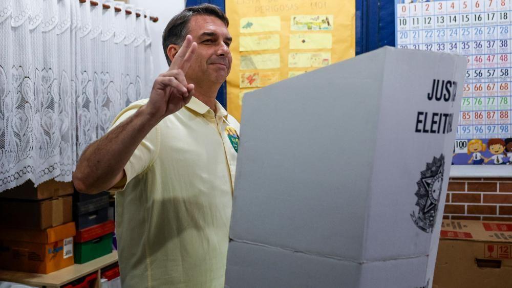 Flavio Bolsonaro, sin bivšeg predsednika Brazila Žaira Bolsonara, na biračkom mestu u Rio de Žaneiru