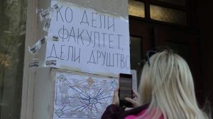 Protest ispred Filozofskog fakulteta u Nišu čiji zaposleni 77 dana nisu primili platu 1