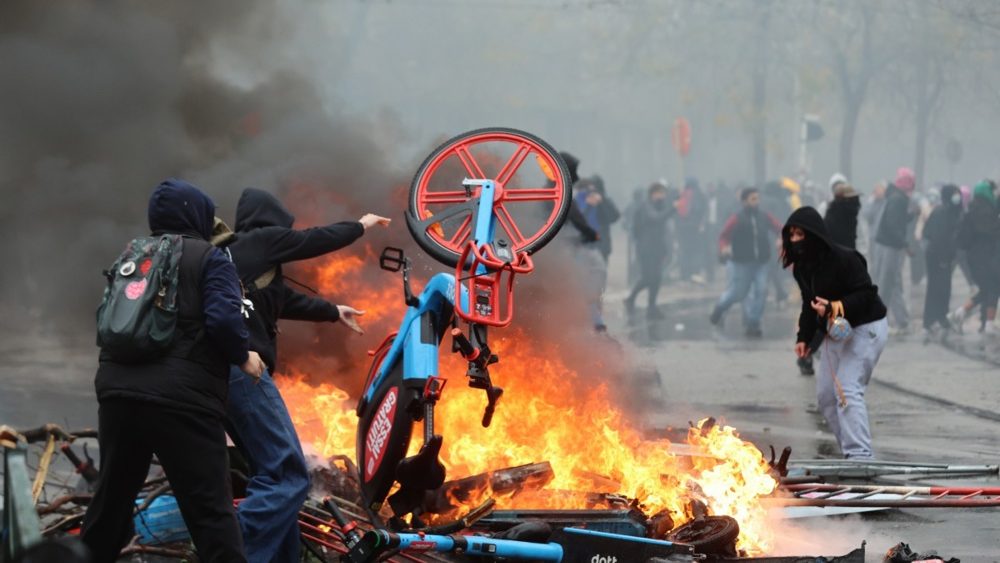 Protesti s obe strane Atlantika u "ključnom trenutku za Evropu": Demonstracije u SAD, Italiji, Portugalu, Belgiji, Francuskoj, u Grčkoj, Nemačkoj i Austriji naziru se rane faze pokreta (VIDEO) 2 Protesti s obe strane Atlantika u "ključnom trenutku za Evropu": Demonstracije u SAD, Italiji, Portugalu, Belgiji, Francuskoj, u Grčkoj, Nemačkoj i Austriji naziru se rane faze pokreta (VIDEO) 2
