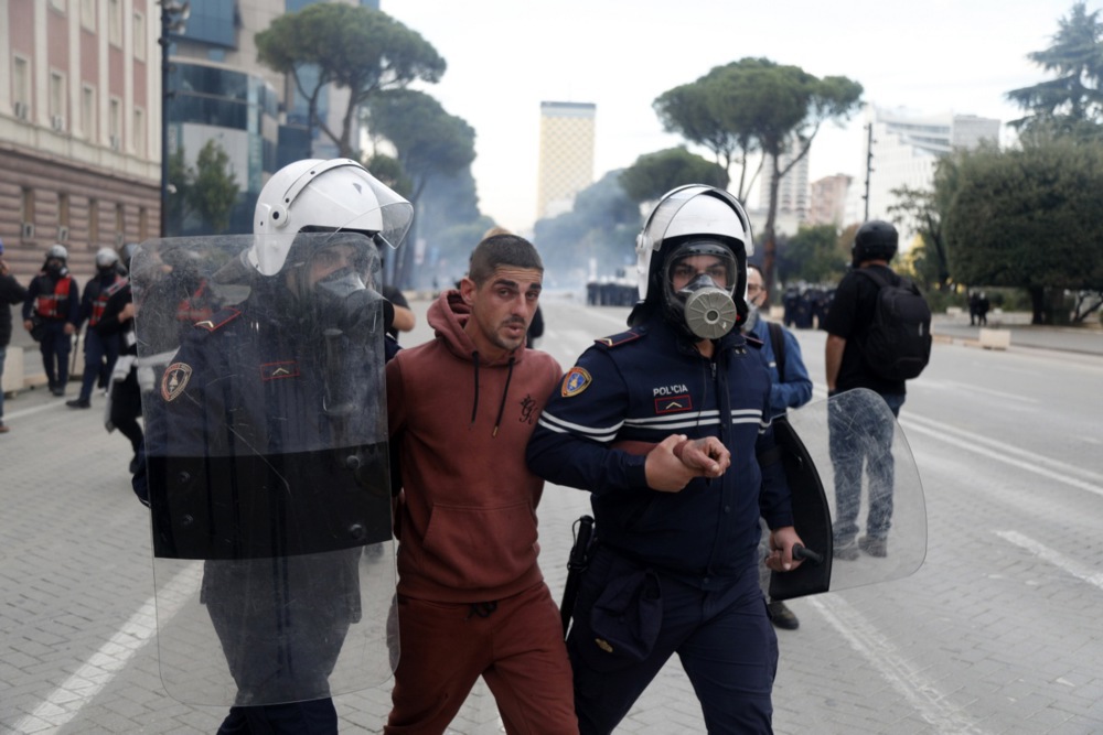 Protesti studenata u Albaniji proširili se i na nekoliko manjih gradova: "Ovo je kap koja je prelila čašu" (VIDEO) 2 Protesti studenata u Albaniji proširili se i na nekoliko manjih gradova: "Ovo je kap koja je prelila čašu" (VIDEO) 2