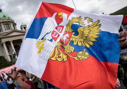 Zastave Rusije i Srbije ispred Narodne skupštine u Beogradu