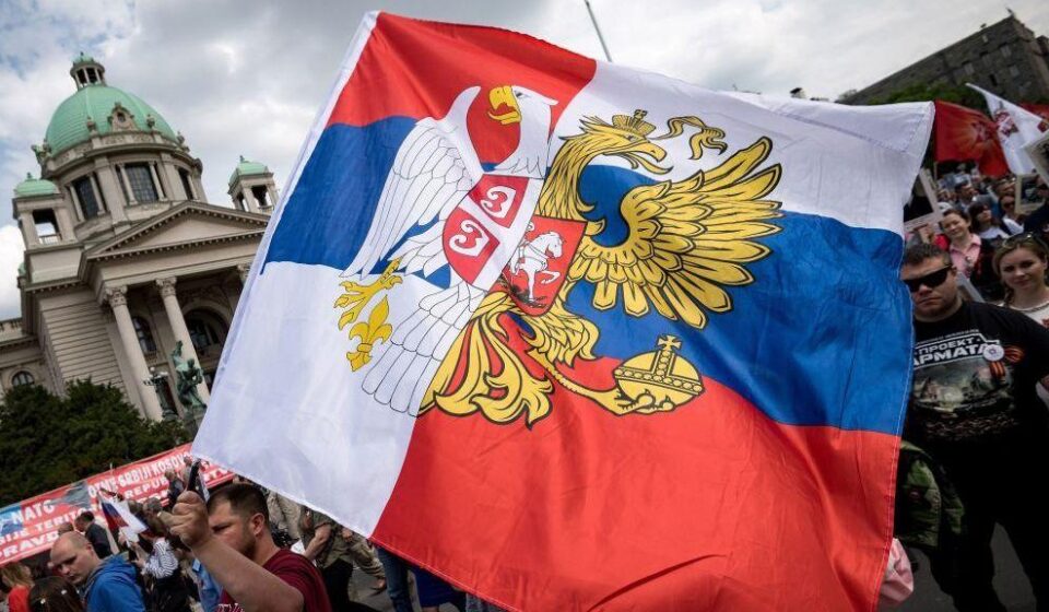 Zastave Rusije i Srbije ispred Narodne skupštine u Beogradu