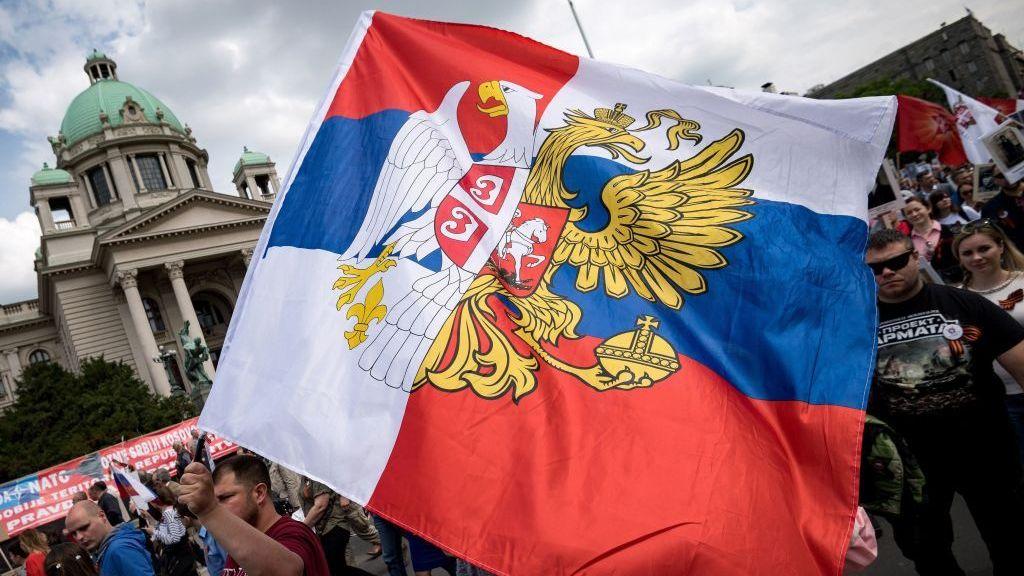 Zastave Rusije i Srbije ispred Narodne skupštine u Beogradu