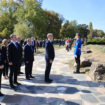 Sećanje na nevine žrtve nije samo pogled u prošlost, već i opomena i poziv budućim generacijama: Poruke mira i sećanja poslate sa Velikog školskog časa 1