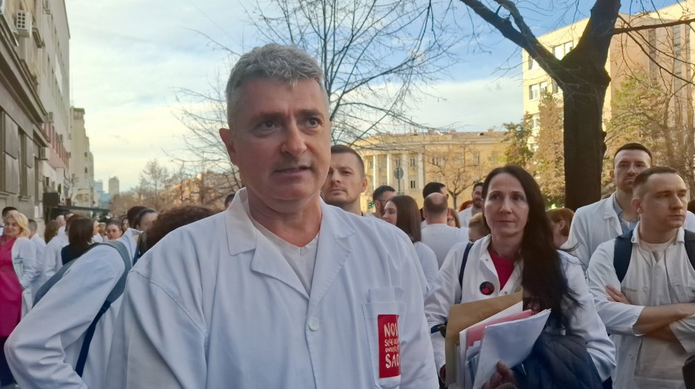 Srdanović reagovao na Vučićevu debatu sa njegovom slikom i kamenom za kupus 9
