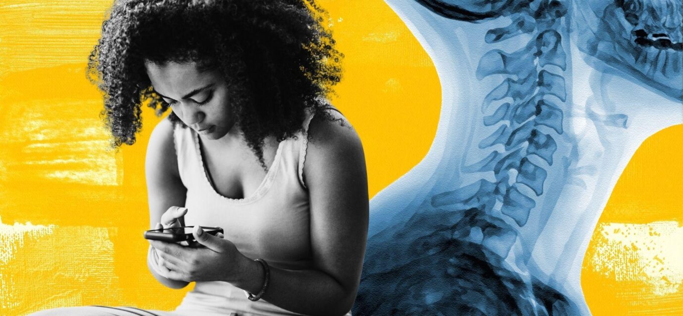 ilustracija žene pogrbljene kako drži telefon u ruci