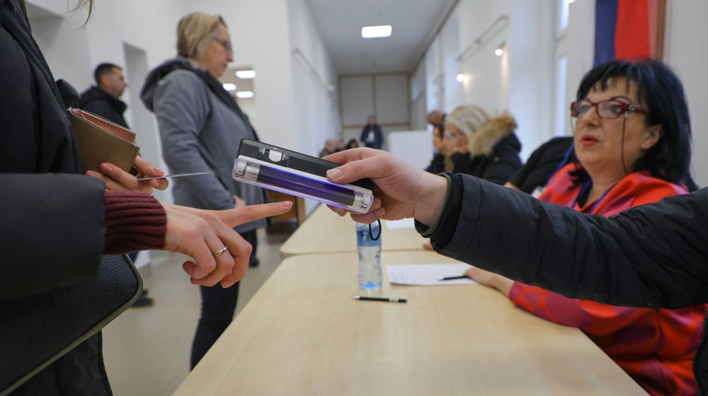 Evropska Srbija: Opstrukcije tokom glasanja u inostranstvu, uvesti elektronsko glasanje 9