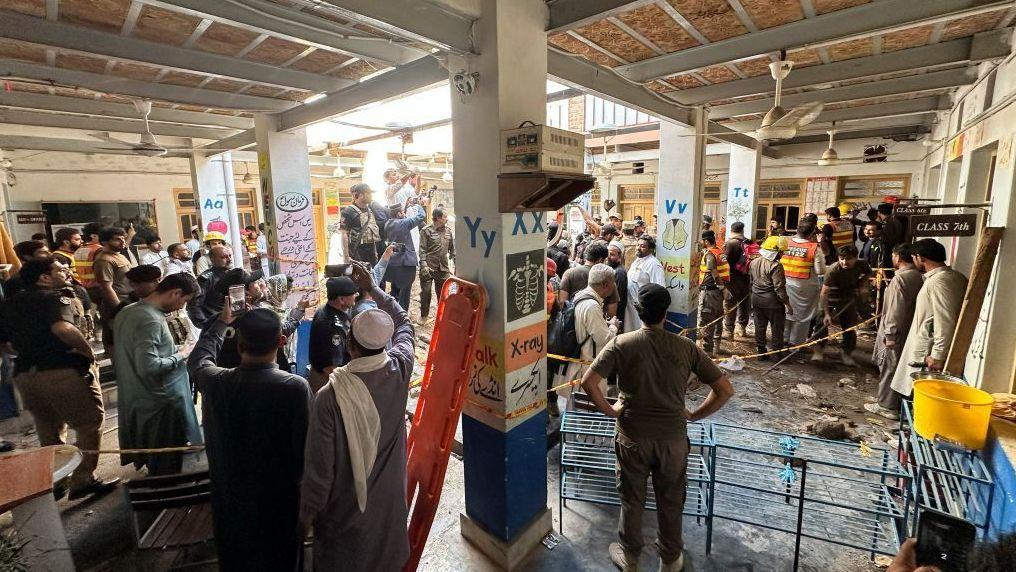 ljudi okupljeni oko škole u Pakistanu čiji se krov obrušio