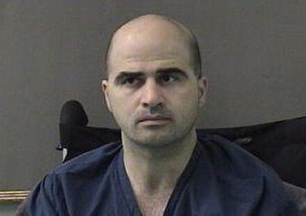 američki major Nidal Hasan je na fotografiji prilikom privođenja u zatvor okruga Bel 9. aprila 2010. u Beltonu, Teksas.