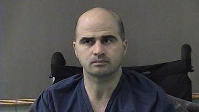 američki major Nidal Hasan je na fotografiji prilikom privođenja u zatvor okruga Bel 9. aprila 2010. u Beltonu, Teksas.