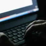 Trošenje para građana na "političke prostitutke": Nakon analize koja je pokazala da zaposleni u 231 javnoj instituciji botuju za SNS 1