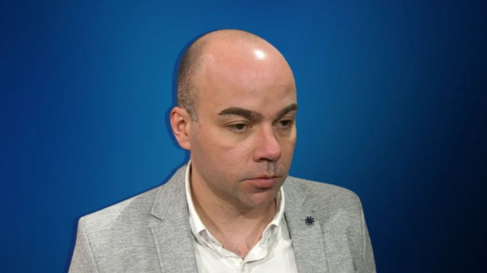 Novinar u bekstvu od policije jer joj ne veruje: Ko je Ljubomir Stefanović, urednik Slavija Info? 11
