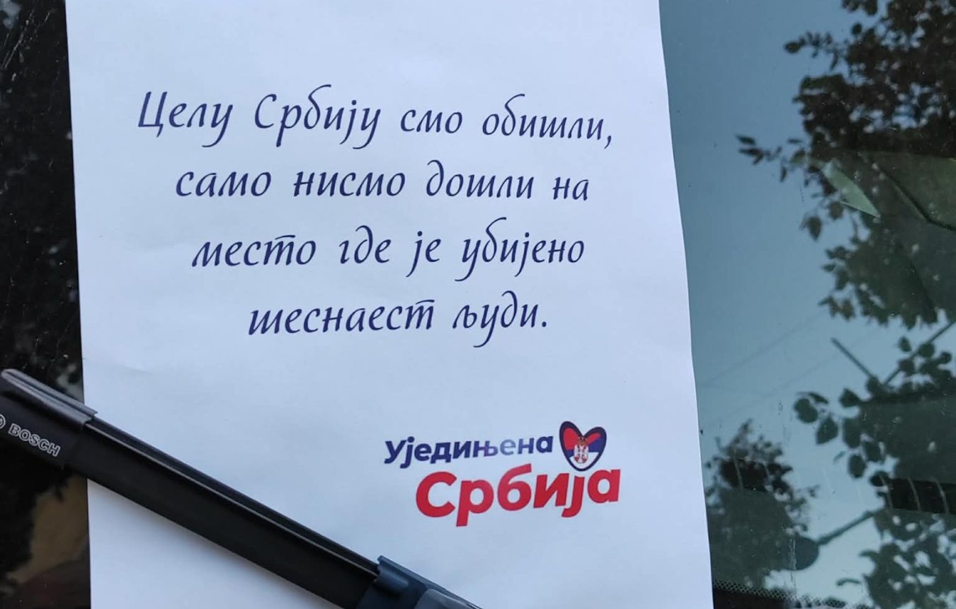 Veliki baner "Srbija pobeđuje" na Bulevaru oslobođenja u Novom Sadu preliven crvenom farbom 2 Veliki baner "Srbija pobeđuje" na Bulevaru oslobođenja u Novom Sadu preliven crvenom farbom 2