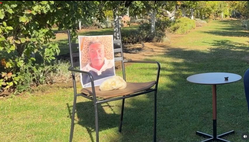 Vučić objavio satirični video iz voćnjaka u Jajincima: Vodio duel sa "kamenom za kupus" i Srdanovićevom slikom (VIDEO) 1